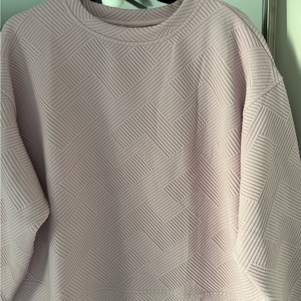 Textured women’s light mauve sweatshirt size Medium